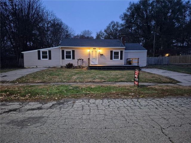 1922 Spratt Avenue, St Joseph, MO 64507