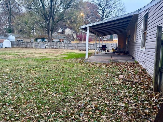 1922 Spratt Avenue, St Joseph, MO 64507