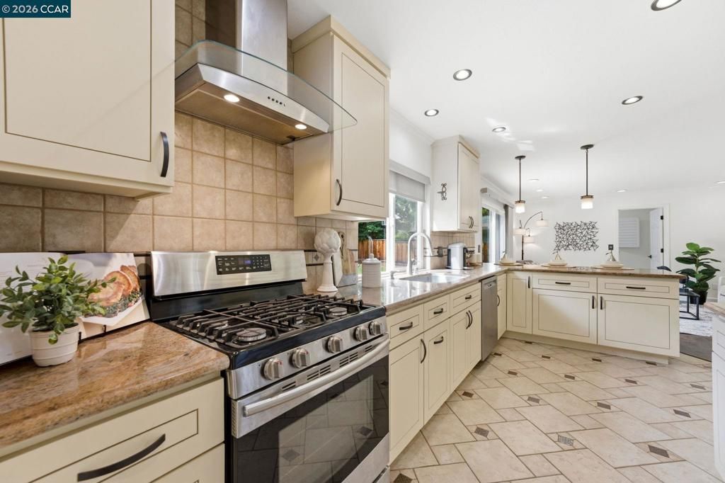 Image 10 of property listing at 1433 Walnut Ave, Walnut Creek, CA 94598