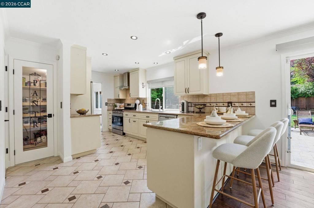 Image 11 of property listing at 1433 Walnut Ave, Walnut Creek, CA 94598