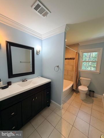 10802 HUNT CLUB RD, Reston, VA 20190
