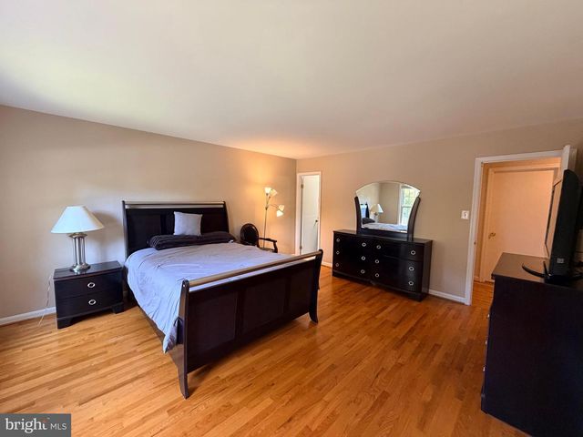 10802 HUNT CLUB RD, Reston, VA 20190