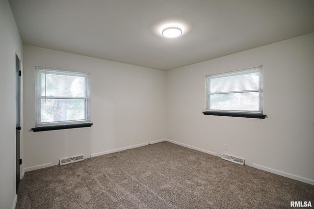 225 N STEWART Street, Creve Coeur, IL 61610