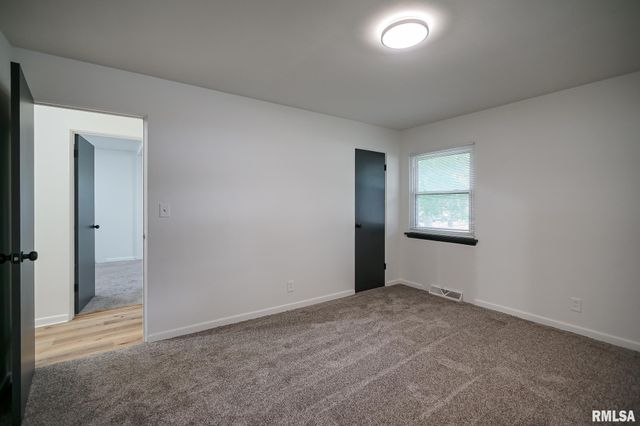 225 N STEWART Street, Creve Coeur, IL 61610