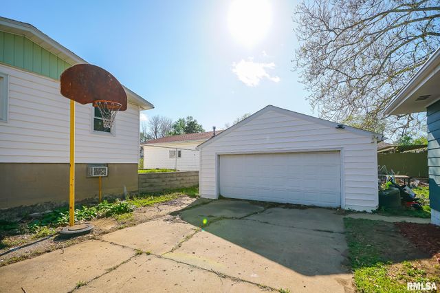 225 N STEWART Street, Creve Coeur, IL 61610