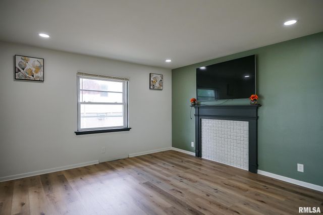 225 N STEWART Street, Creve Coeur, IL 61610