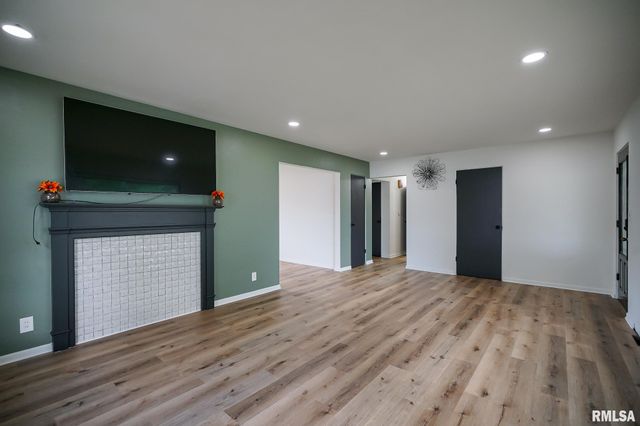 225 N STEWART Street, Creve Coeur, IL 61610