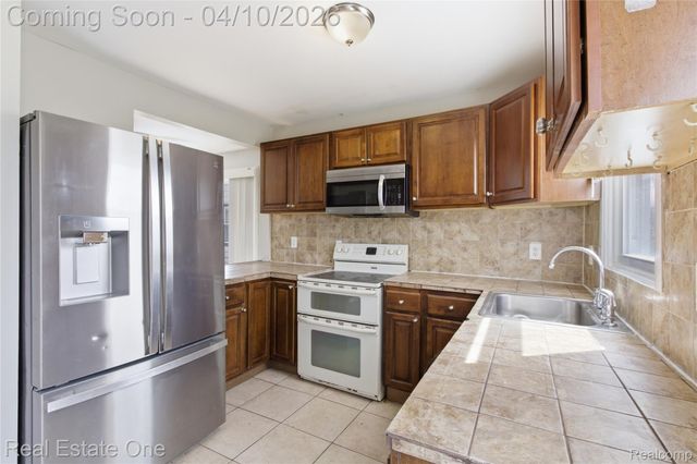 5747 Kingsbury Street, Dearborn Heights, MI 48127