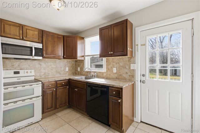 5747 Kingsbury Street, Dearborn Heights, MI 48127