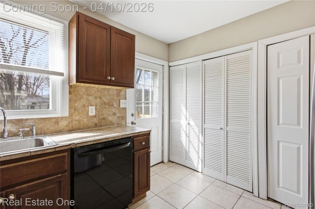 5747 Kingsbury Street, Dearborn Heights, MI 48127
