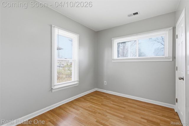 5747 Kingsbury Street, Dearborn Heights, MI 48127