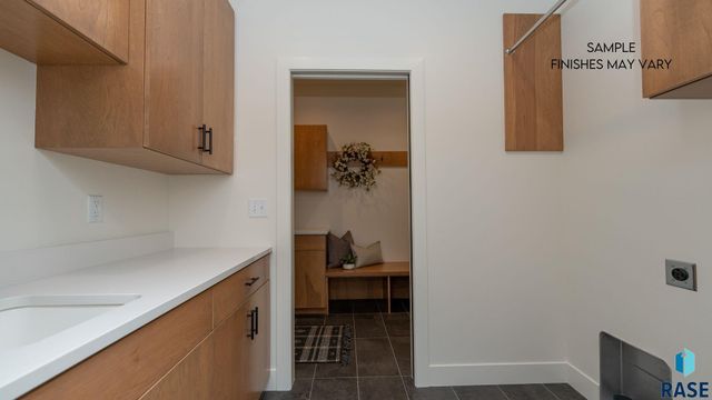 6608 E Corsair Dr Drive, Sioux Falls, SD 57110