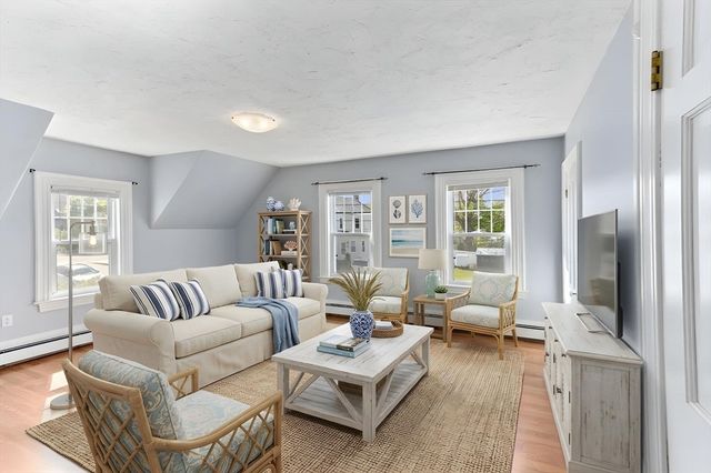 17 Lothrop St, Plymouth, MA 02360