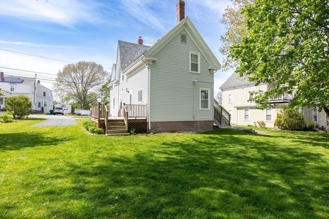 17 Lothrop St, Plymouth, MA 02360