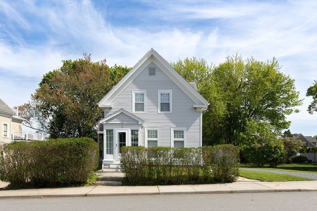 17 Lothrop St, Plymouth, MA 02360