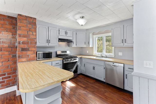 17 Lothrop St, Plymouth, MA 02360