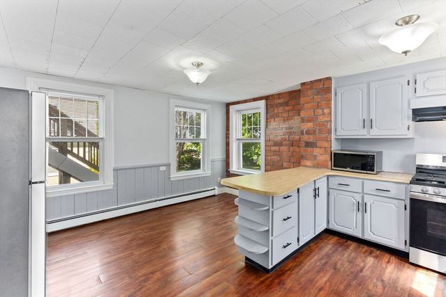 17 Lothrop St, Plymouth, MA 02360