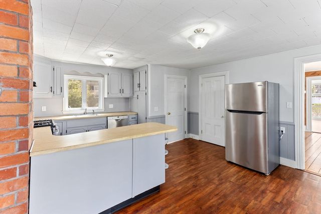 17 Lothrop St, Plymouth, MA 02360