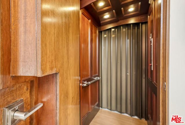 8827 Evanview Drive, Los Angeles, CA 90069