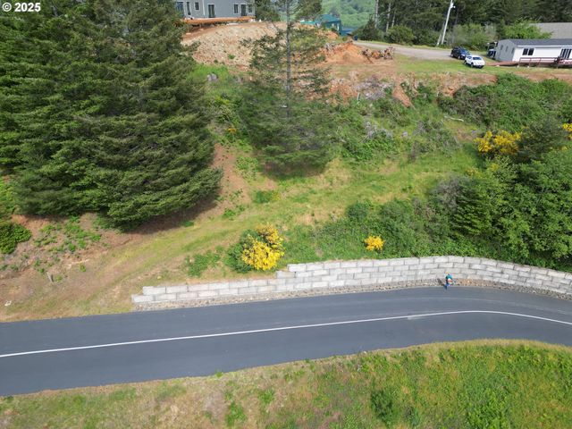 6877 PACIFIC TERRACE Dr, Brookings, OR 97415