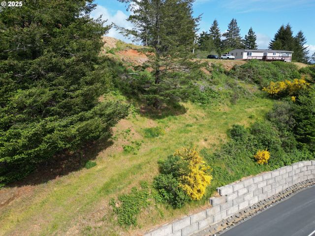 6877 PACIFIC TERRACE Dr, Brookings, OR 97415