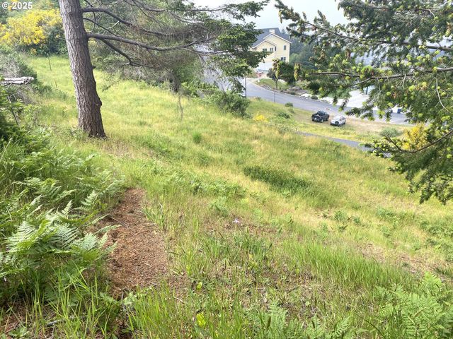 6877 PACIFIC TERRACE Dr, Brookings, OR 97415