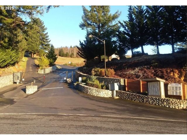 6877 PACIFIC TERRACE Dr, Brookings, OR 97415