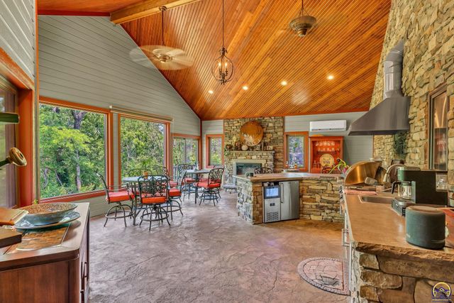 4848 SE 53rd St, Berryton, KS 66409