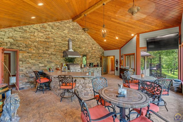 4848 SE 53rd St, Berryton, KS 66409