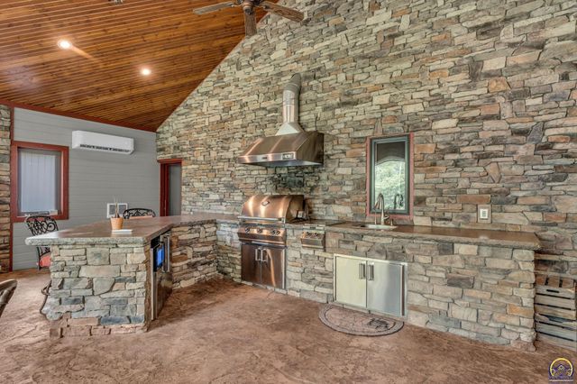 4848 SE 53rd St, Berryton, KS 66409