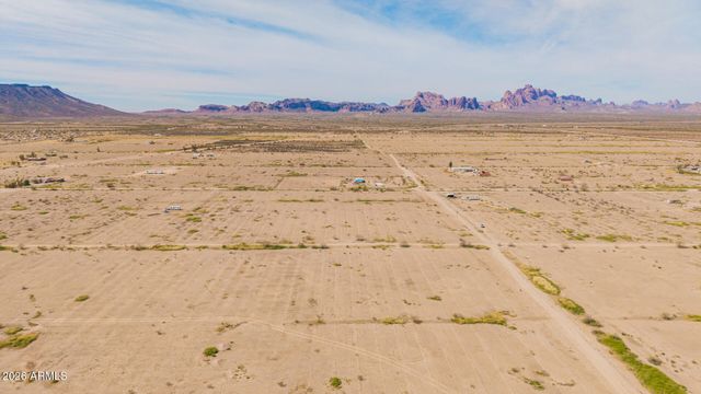 8303 S 536th Avenue 133 & 135, Tonopah, AZ 85354