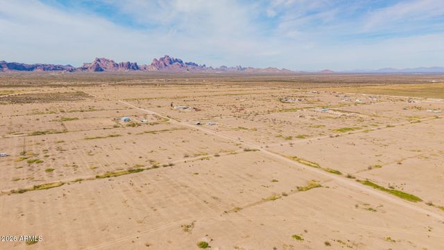 8303 S 536th Avenue 133 & 135, Tonopah, AZ 85354