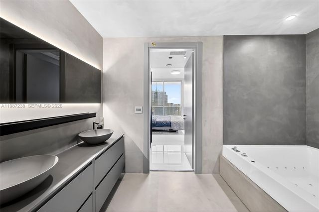 200 Biscayne Boulevard Way 5010, Miami, FL 33131