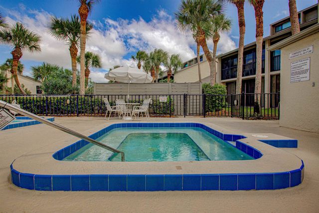 64 Village Del Prado Cir, St Augustine, FL 32080