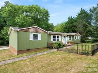 32 Reeves Road, Leicester, NC 28748