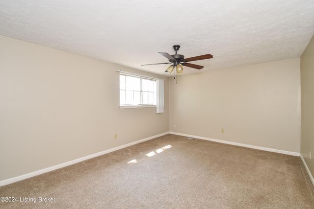 4907 Lunenburg Dr, Louisville, KY 40245
