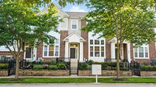 438 Grosvenor Lane 438, Aurora, IL 60504