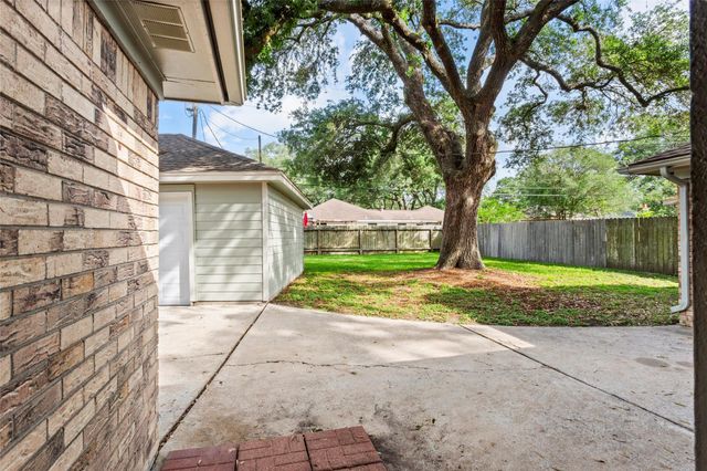 707 Briargrove Drive, Alvin, TX 77511