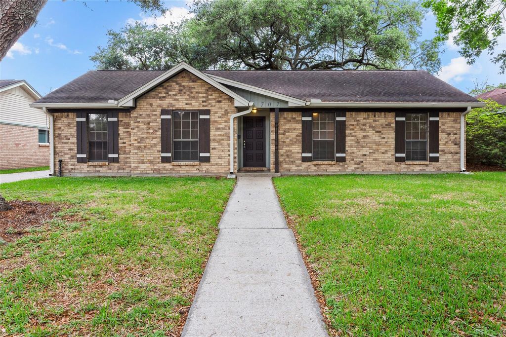 707 Briargrove Drive, Alvin, TX 77511