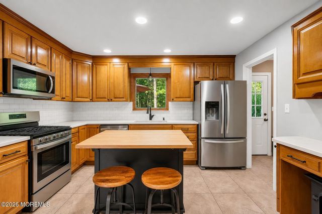 18 Wylie Terrace, Morganville, NJ 07751