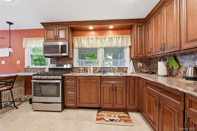 41 Lane Street, Lindenhurst, NY 11757