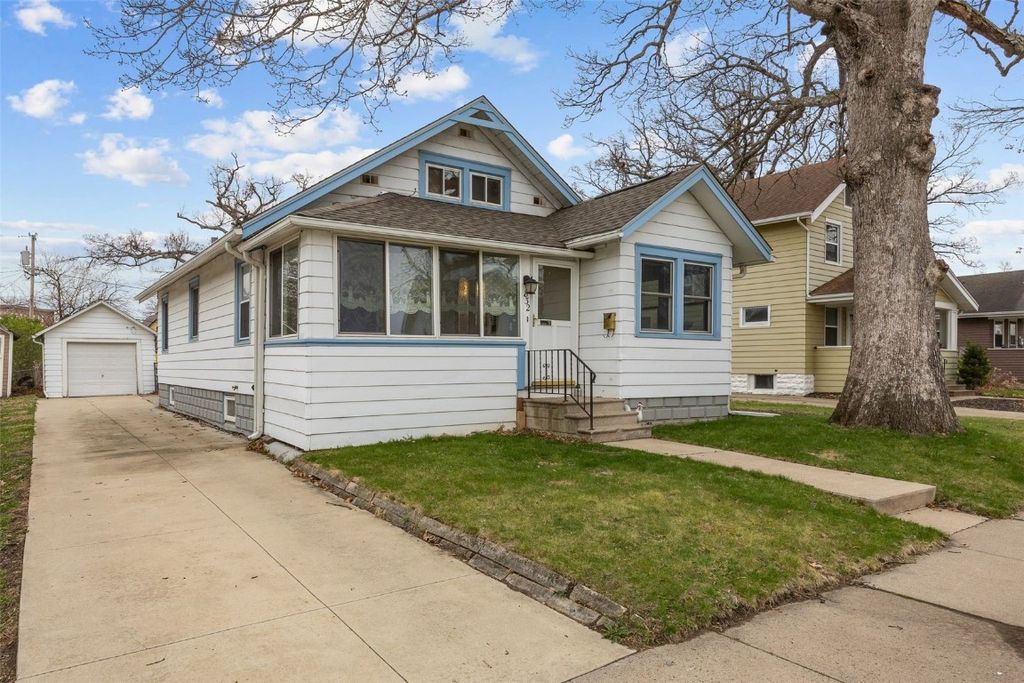 832 Daniels Street NE, Cedar Rapids, IA 52402