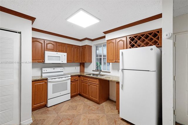6115 NW 186th St 104, Hialeah, FL 33015