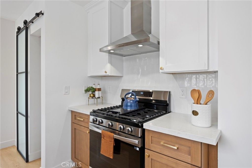 Image 12 of property listing at 4254 W 58th Place, Los Angeles, CA 90043