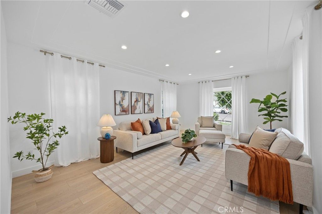 Image 16 of property listing at 4254 W 58th Place, Los Angeles, CA 90043