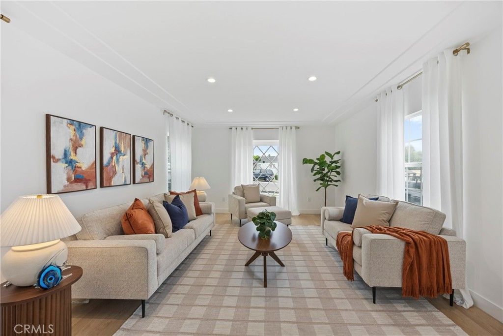 Image 17 of property listing at 4254 W 58th Place, Los Angeles, CA 90043