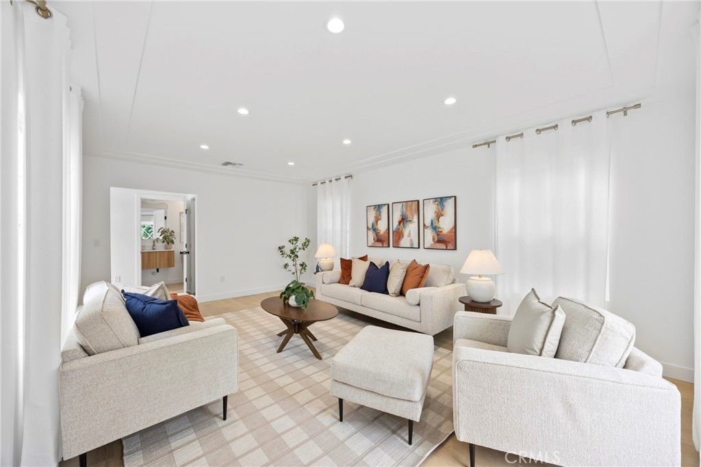 Image 19 of property listing at 4254 W 58th Place, Los Angeles, CA 90043