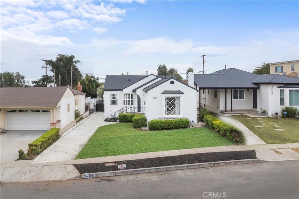 Image 2 of property listing at 4254 W 58th Place, Los Angeles, CA 90043