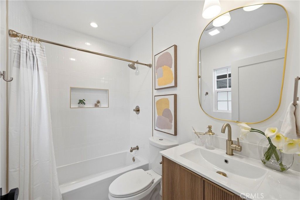 Image 27 of property listing at 4254 W 58th Place, Los Angeles, CA 90043