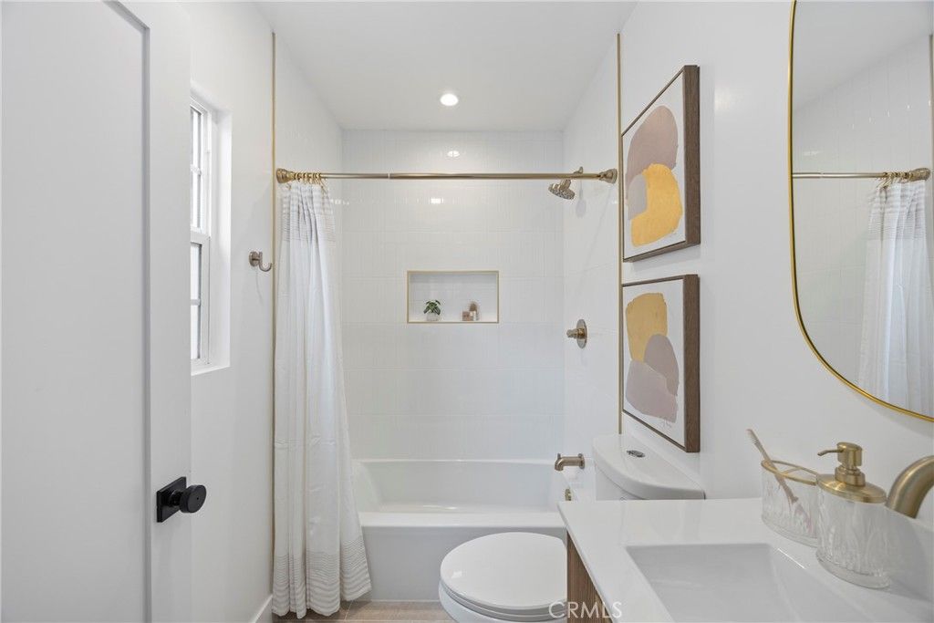 Image 28 of property listing at 4254 W 58th Place, Los Angeles, CA 90043